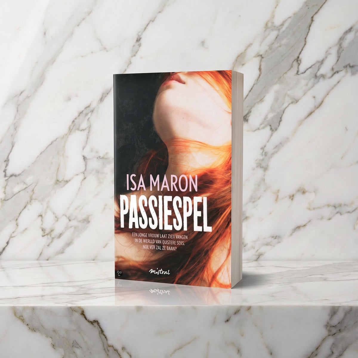 Boek Passiespel van Isa Maron rechtop op een marmeren plank