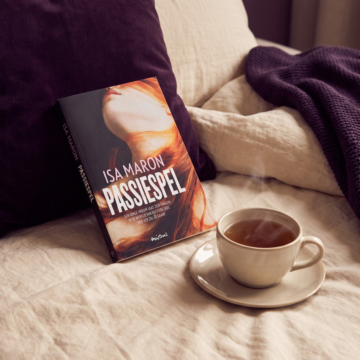 Sfeerbeeld: Passiespel van Isa Maron op een opgemaakt bed naast een kop thee