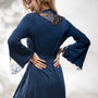 Donkerblauwe lange kimono met kanten details aan mouwen en rug, elegante lingerie