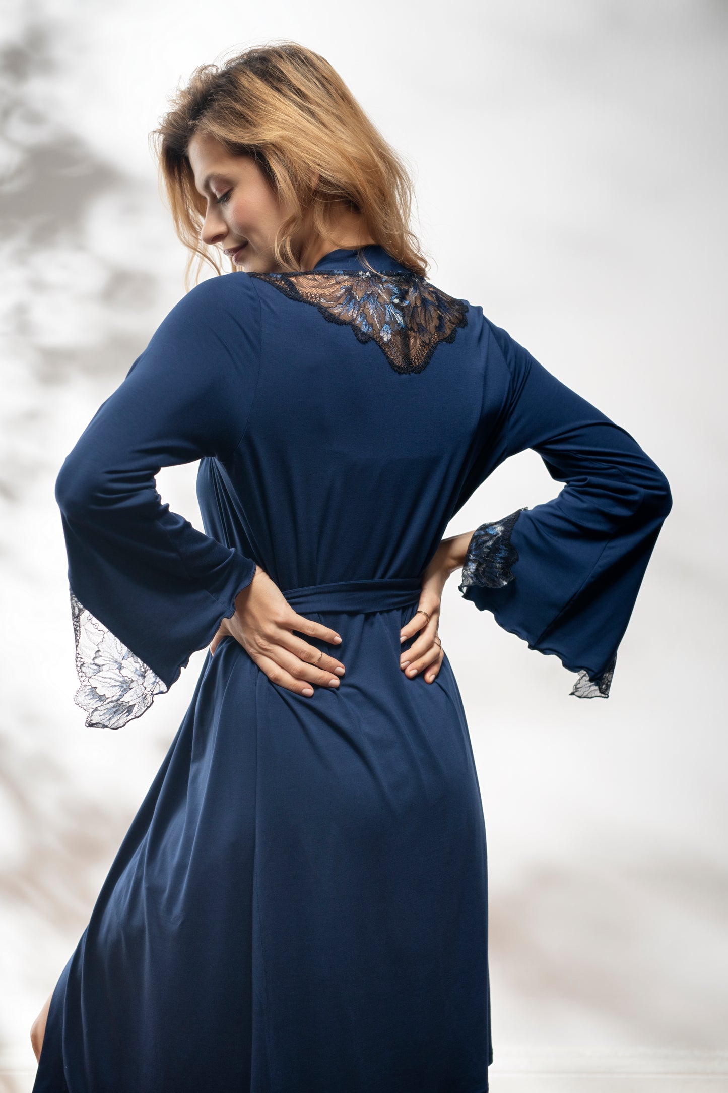 Donkerblauwe lange kimono met kanten details aan mouwen en rug, elegante lingerie