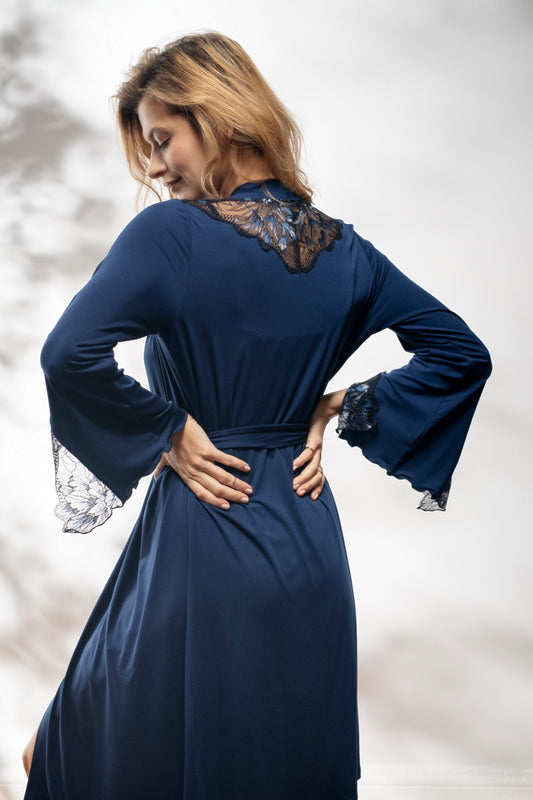 Donkerblauwe lange kimono met kanten details aan mouwen en rug, elegante lingerie