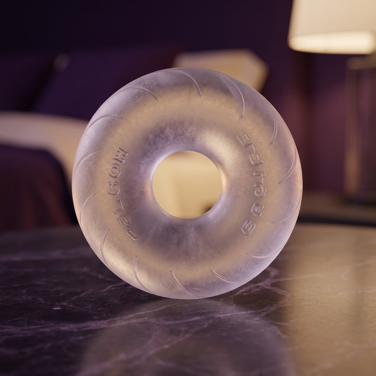 Sfeerbeeld: transparante Cruiser cockring op een donker marmeren nachtkastje, Perfect Fit