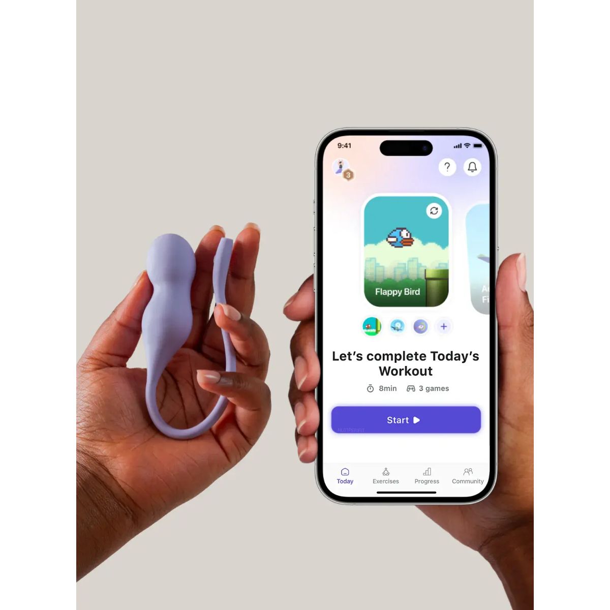 Hand met de lila trainer naast een telefoon met de training van vandaag, Perifit Care+