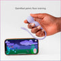 Hand met de lila trainer boven een telefoon met een spelletje voor de bekkenbodem, Perifit Care+