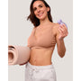 Lachende vrouw met een yogamat onder de arm houdt de lila trainer omhoog, Perifit Care+