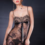Sfeervolle presentatie van de lange Estiqua chemise in romantische setting