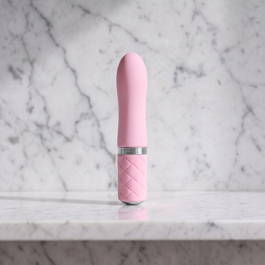 Licht roze mini vibrator met ruitjesgreep rechtop op een marmeren plank, Pillow Talk Flirty
