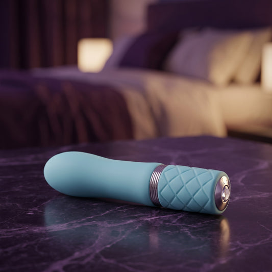 Sfeerbeeld: licht blauwe Flirty mini vibrator liggend op donkerpaars marmer, Pillow Talk