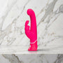 Roze rabbit vibrator met gebogen G-spot-kop en oortjes op een marmeren plank, Pink Rabbit