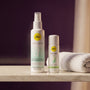 Sfeerbeeld: pjur Toy Clean en Woman Aloe op een badkamerplank naast een witte handdoek