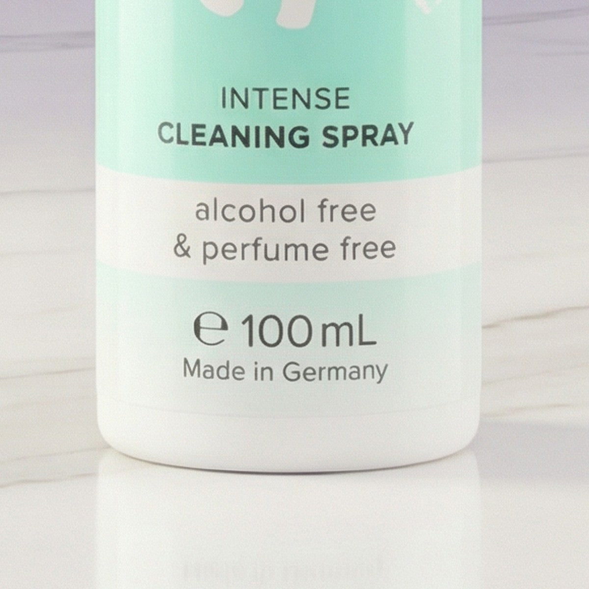 Detail van het etiket van Pjur Toy Clean: intense cleaning spray, alcohol free en perfume free, 100 ml