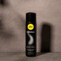 Pjur Original siliconenbasis glijmiddel zwarte fles 100 ml, productfoto tegen grijze achtergrond