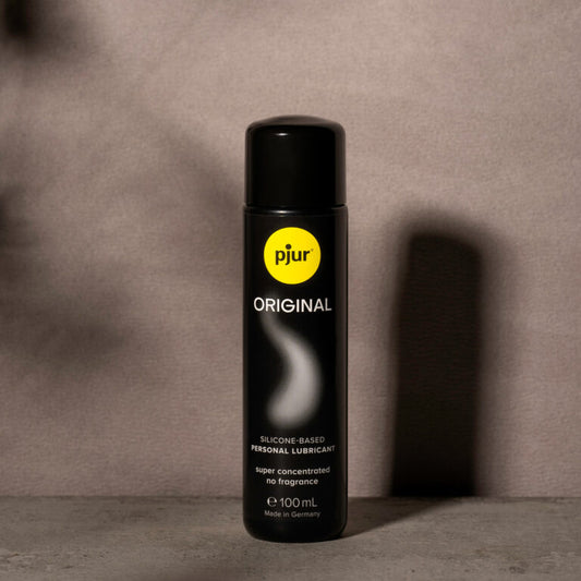 Pjur Original siliconenbasis glijmiddel zwarte fles 100 ml, productfoto tegen grijze achtergrond