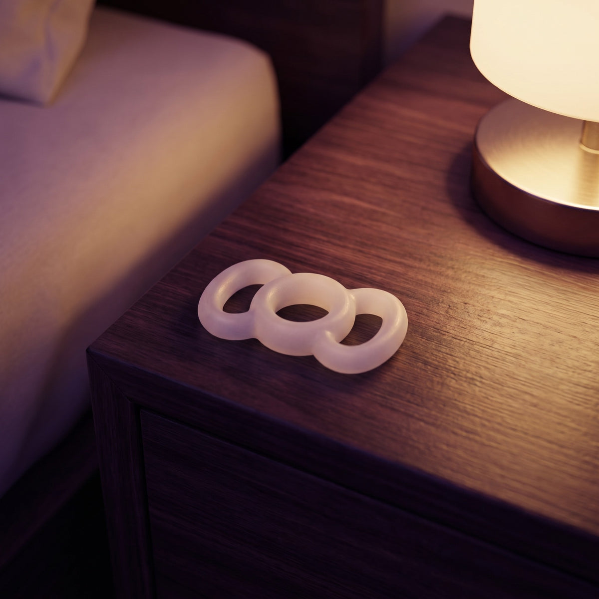 Sfeerbeeld: Primus erectiering van 12,5 mm op een houten nachtkastje bij een lamp