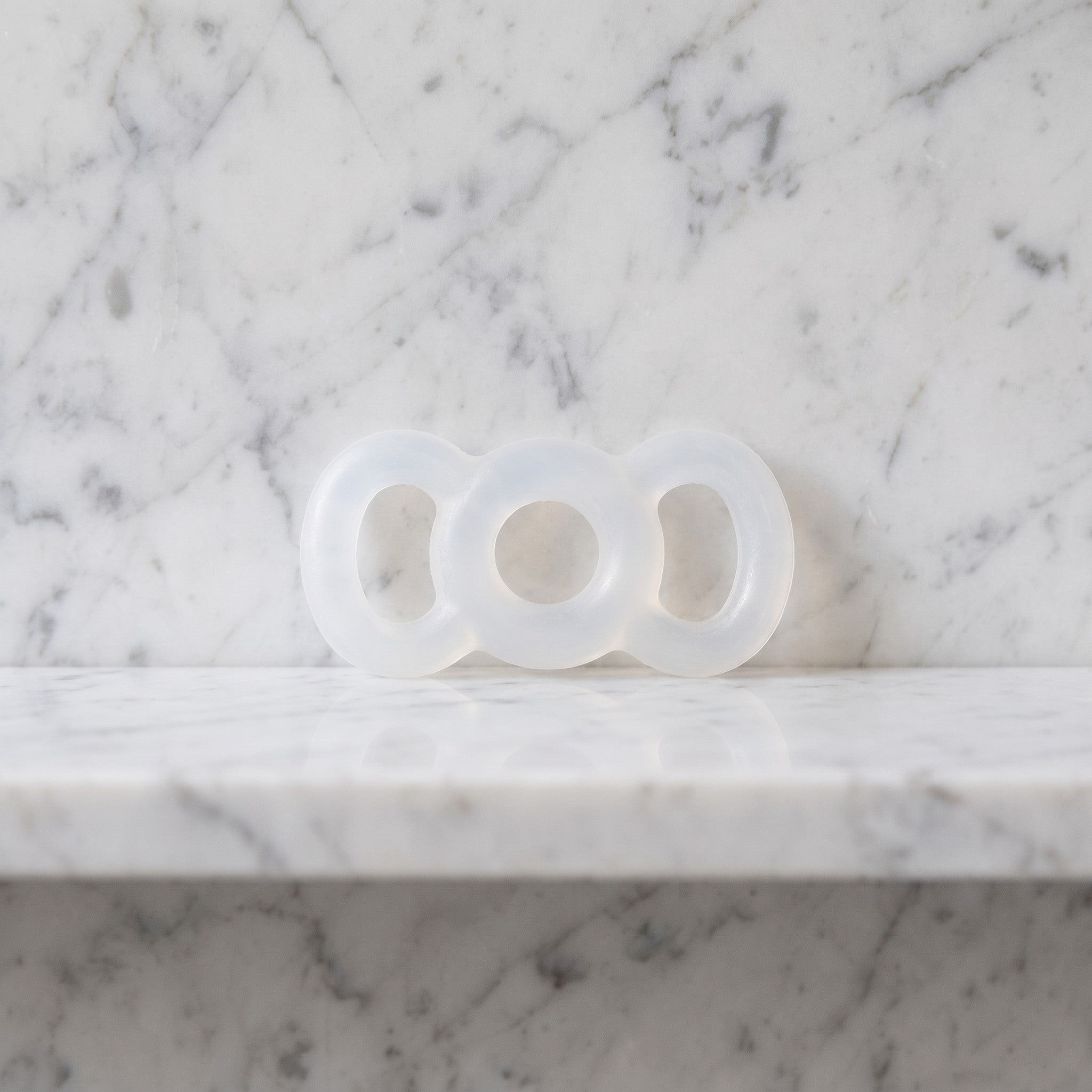 Witte Primus erectiering van 15 mm met twee grepen op een marmeren plank