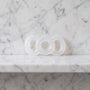 Witte Primus erectiering van 15 mm met twee grepen op een marmeren plank