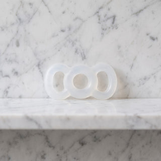 Witte Primus erectiering van 15 mm met twee grepen op een marmeren plank