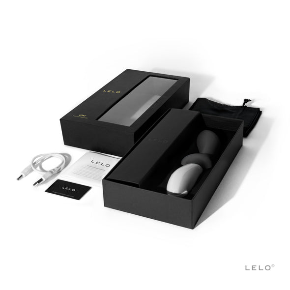 Geopende zwarte doos met de Loki, satijnen tasje, USB-kabel en handleiding, LELO