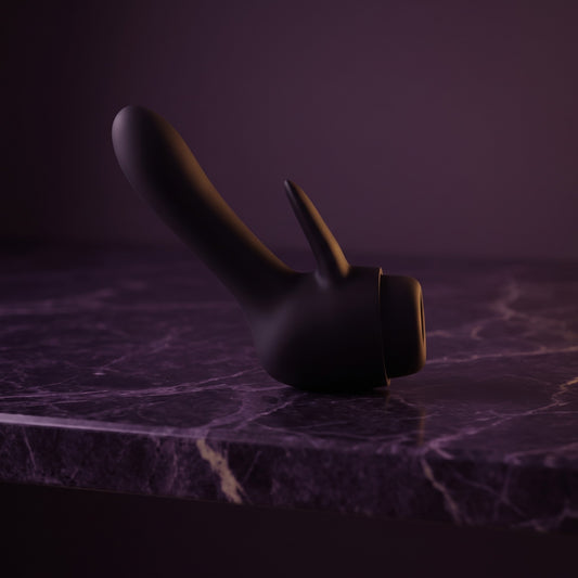Sfeerbeeld: zwart rabbit-opzetstuk voor de Melody en VIM op donkerpaars marmer