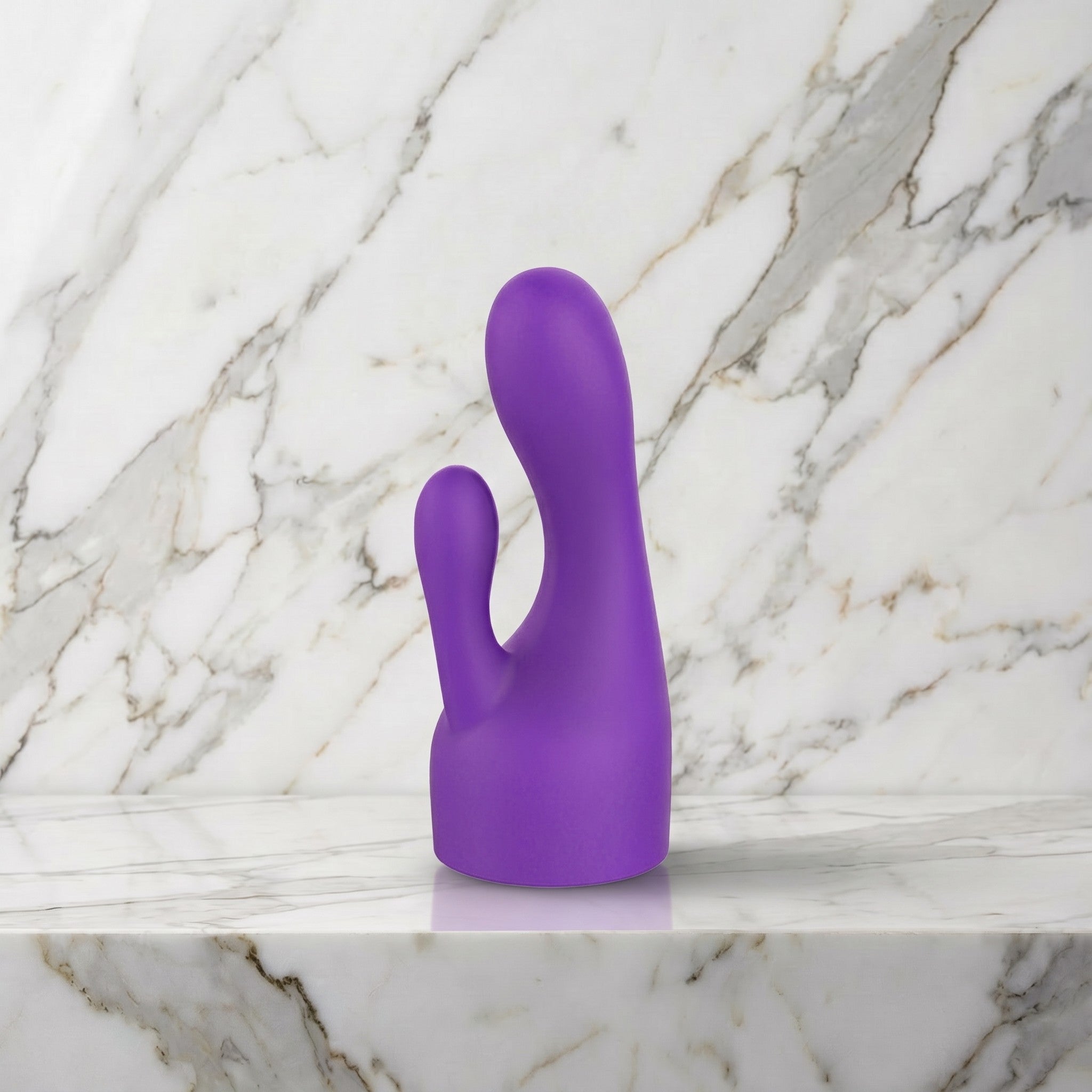 Paars rabbit-opzetstuk met lange en korte arm rechtop op een marmeren plank