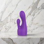 Paars rabbit-opzetstuk met lange en korte arm rechtop op een marmeren plank