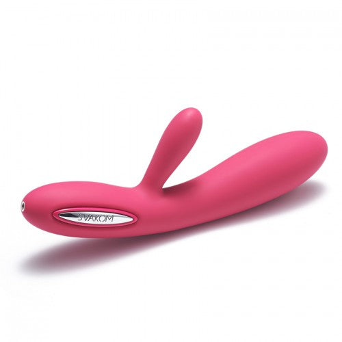 Roze rabbit vibrator Lester liggend, met clitorisdeel en zilverkleurig bedieningsvlak, op wit