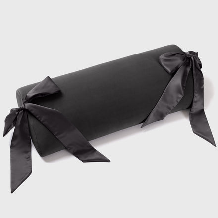 Zwart halfrond kussen met aan beide uiteinden een satijnen strik, Ravish Bondage Pillow van Liberator