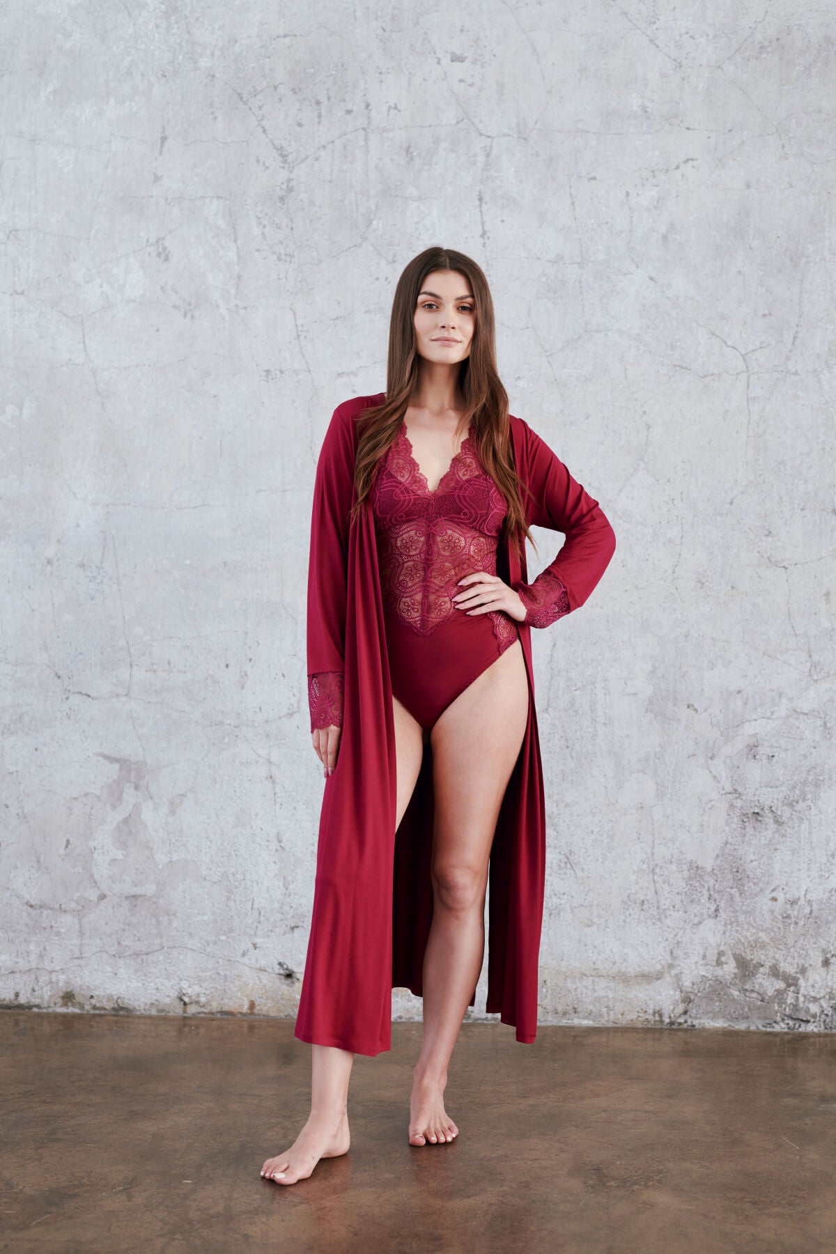 Wijnrode klassieke robe van De Paarse Keizerin in maat S, elegante satijnen finish op neutrale achtergrond