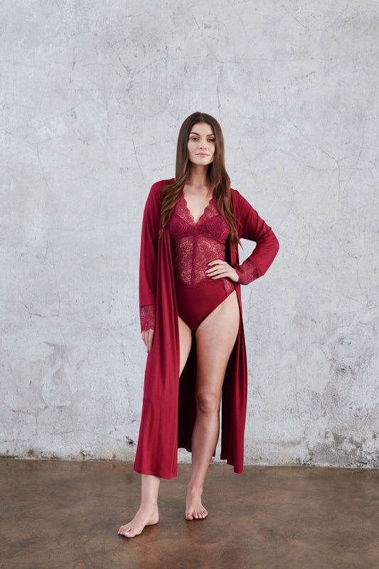 Wijnrode klassieke robe van De Paarse Keizerin in maat S, elegante satijnen finish op neutrale achtergrond