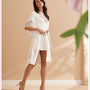 Zijaanzicht van stijlvolle witte vanilla robe De Paarse Keizerin, maat S/M met elegante pasvorm
