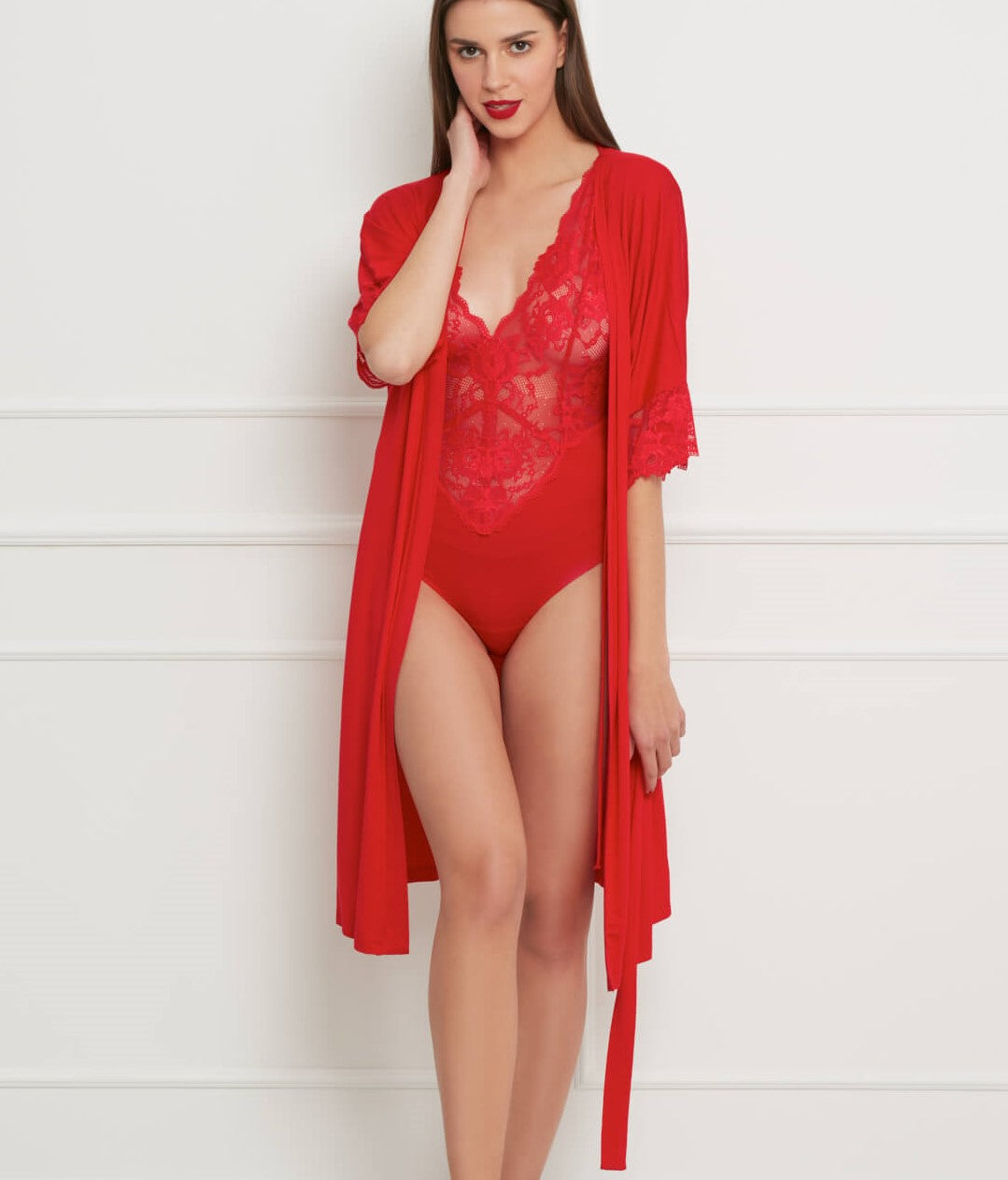 Rode lingerie body met kanten décolleté en bijpassende kimono ochtendjas met kanten mouwen, vooraanzicht