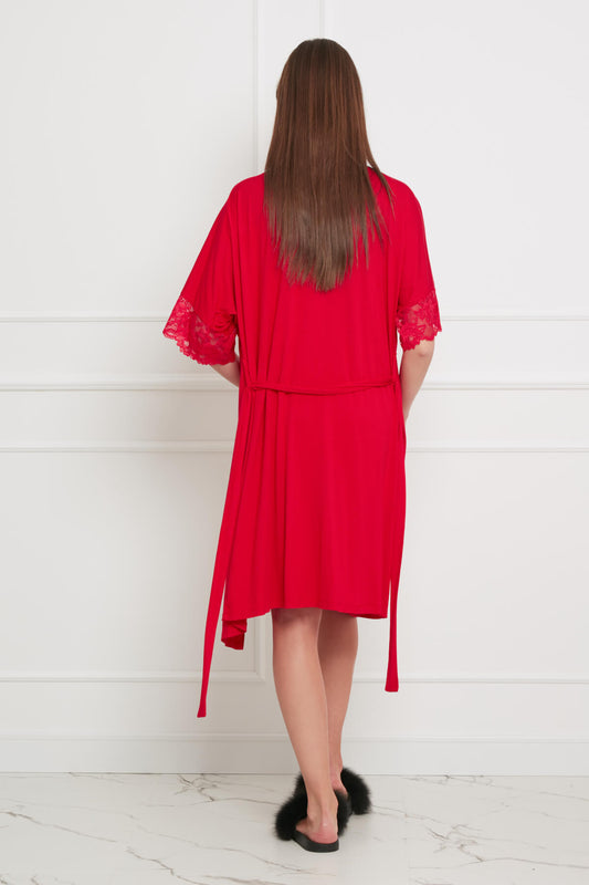 Rode kimono ochtendjas met kanten mouwranden en ceintuur, achteraanzicht gedragen door model