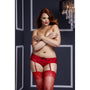 Close-up van rozenprint en jarretelbevestiging op rode hipster lingerie maat S