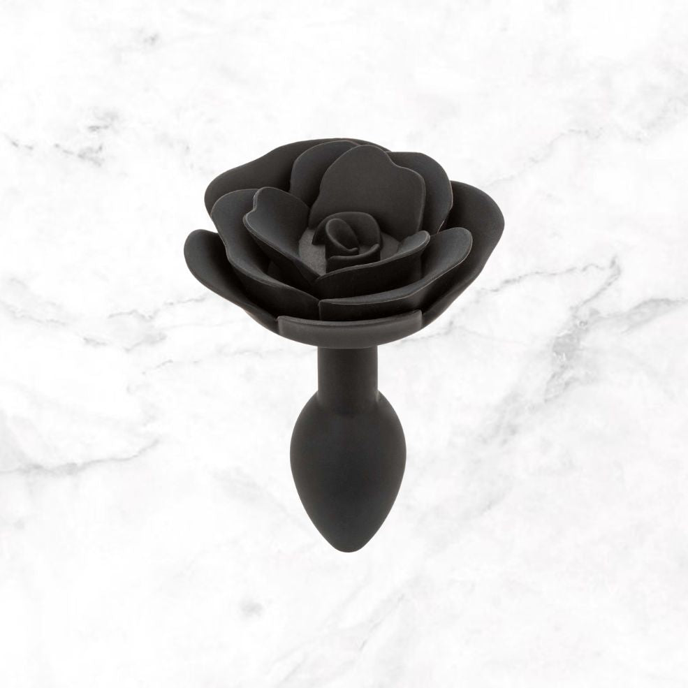 Vooraanzicht van de zwarte siliconen roos met daaronder de taps toelopende kop, Rose buttplug S