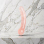 Gebogen lichtroze wand van rozenkwarts rechtop op een marmeren plank, Rozenkwarts Wand Curved