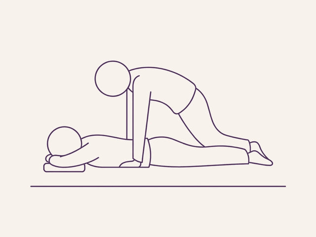 Lijntekening: zij op haar buik met een kussentje, haar partner boven haar