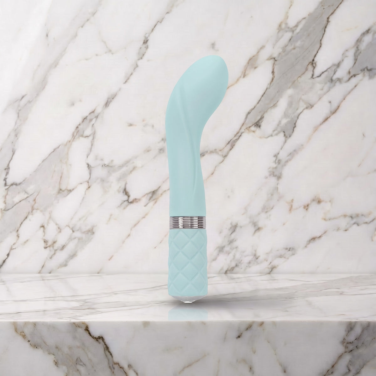 Lichtblauwe Sassy G-spot vibrator met gewatteerd handvat op een marmeren plank