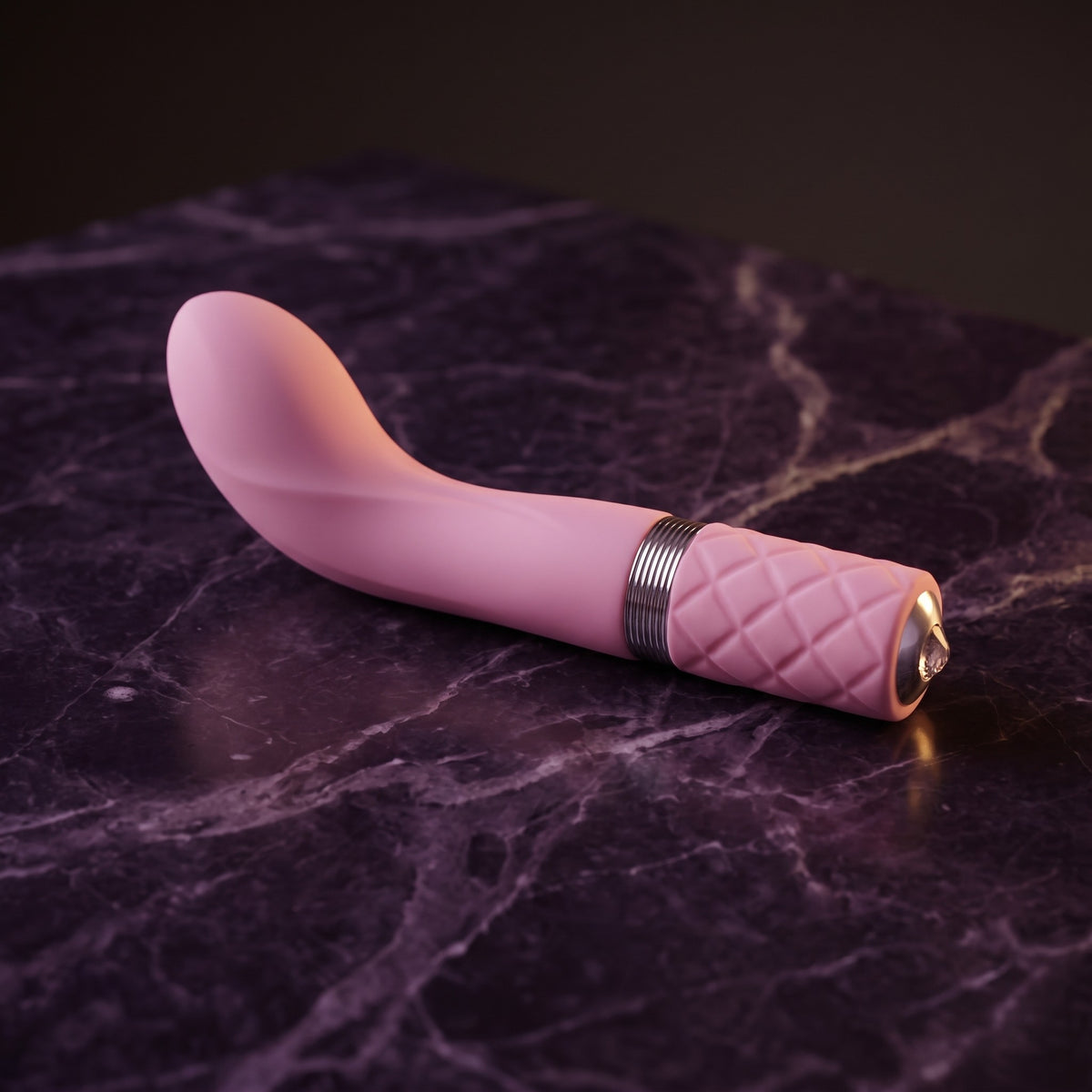 Sfeerbeeld: lichtroze Sassy G-spot vibrator liggend op donkerpaars marmer