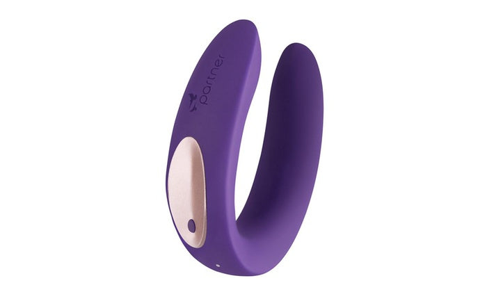 Satisfyer Partner Plus koppelvibrator in paars U-vorm met goudkleurig bedieningspaneel