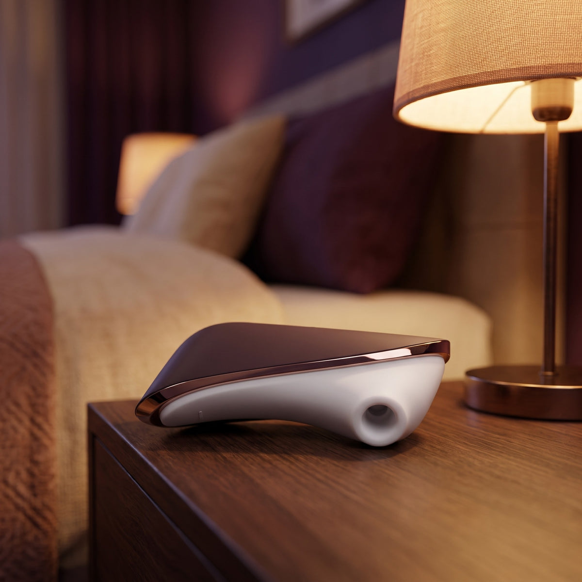 Sfeerbeeld: Satisfyer Pro Traveler op een houten nachtkastje naast een warme lamp
