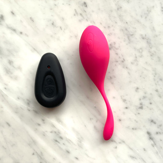 Roze vibrerend eitje en zwarte afstandsbediening Secret Vibe 2 op marmeren ondergrond