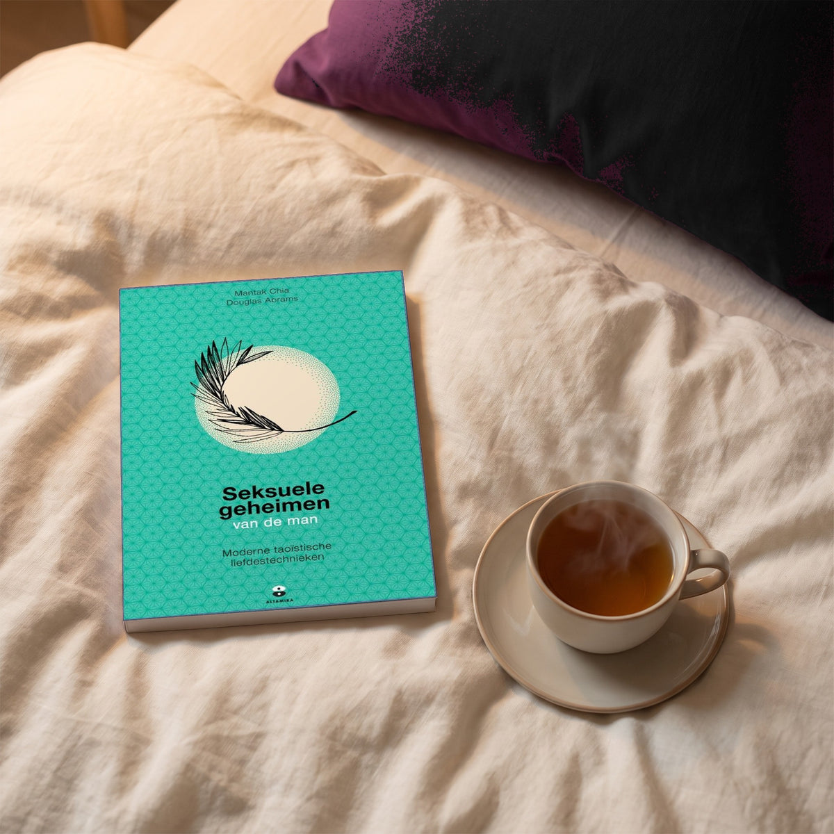 Sfeerbeeld: boek Seksuele geheimen van de man op een opgemaakt bed naast een kop thee