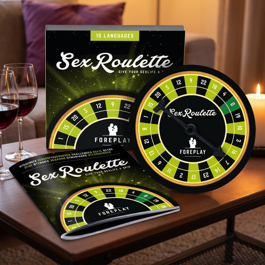 Sfeerbeeld: Sex Roulette Foreplay op een salontafel met wijn en kaarsen in warm avondlicht