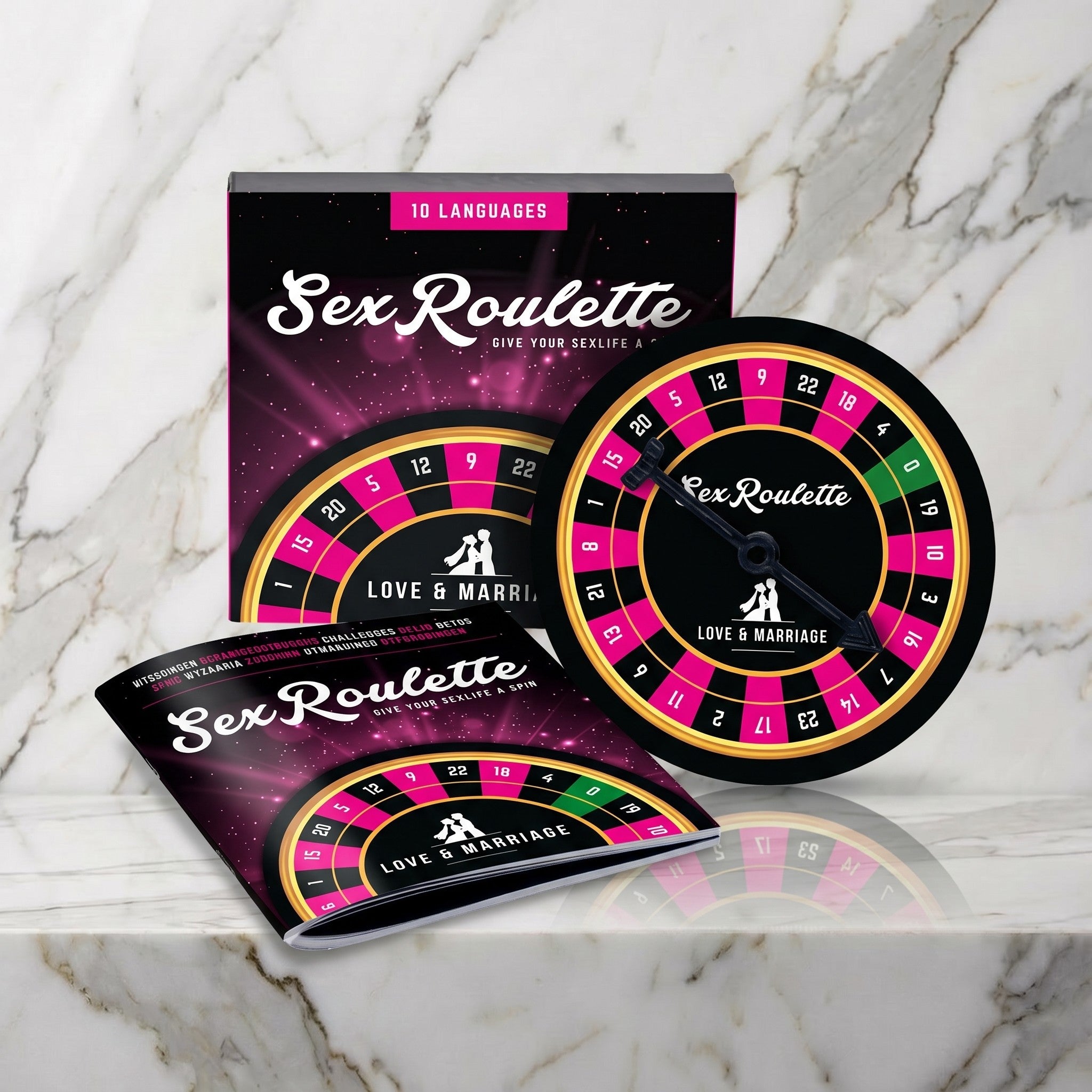 Doos, roze draaibord en boekje op een marmeren plank, Sex Roulette Love & Marriage van Tease & Please
