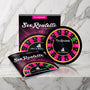 Doos, roze draaibord en boekje op een marmeren plank, Sex Roulette Love & Marriage van Tease & Please