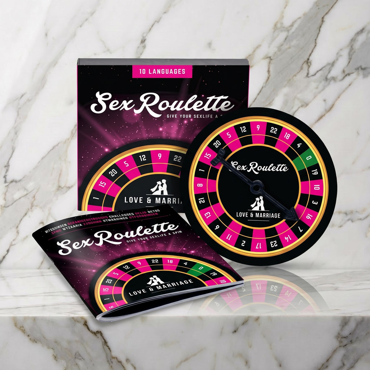 Doos, roze draaibord en boekje op een marmeren plank, Sex Roulette Love & Marriage van Tease & Please