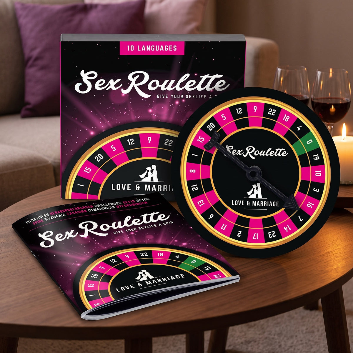 Sfeerbeeld: Sex Roulette Love & Marriage op een salontafel met wijn en een kaars in avondlicht