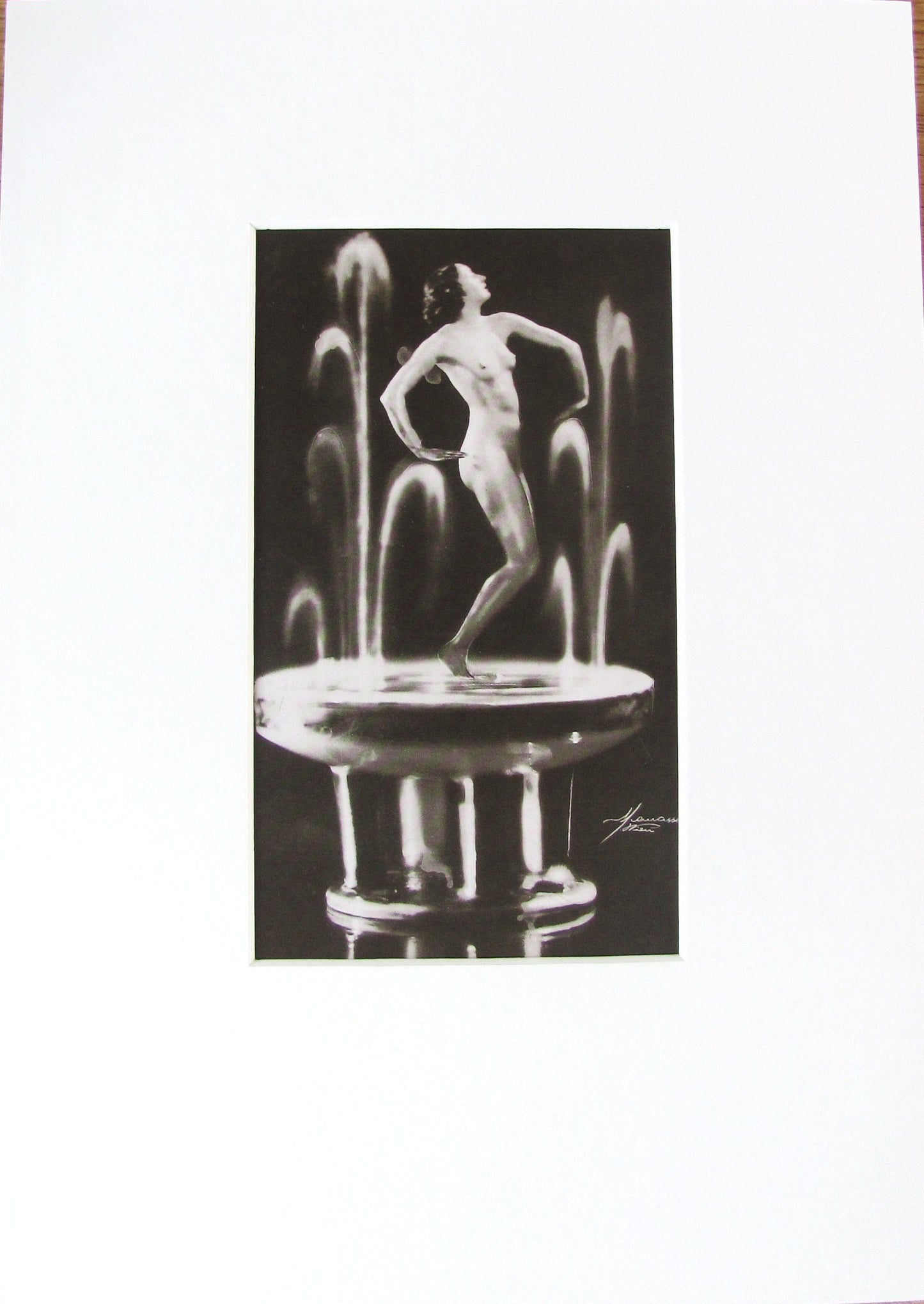 Vintage zwart-wit foto in passe-partout van danseres op verlichte fontein
