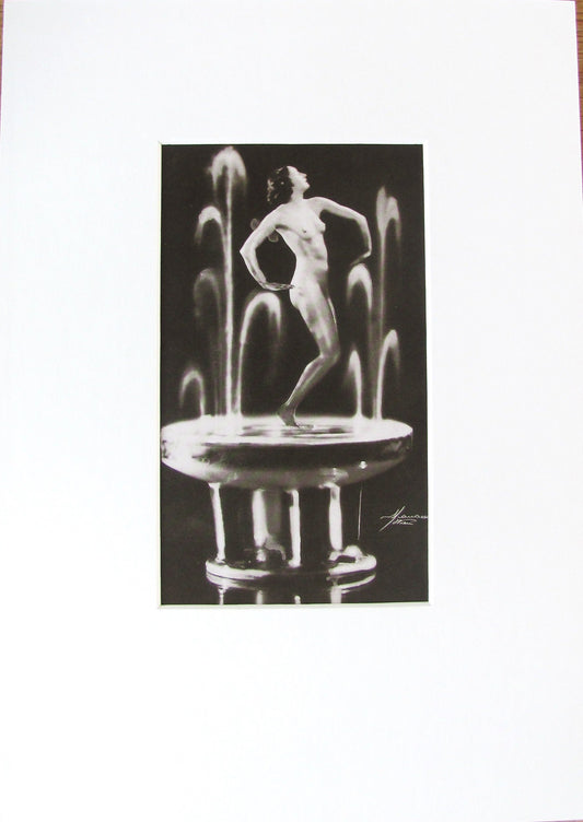 Vintage zwart-wit foto in passe-partout van danseres op verlichte fontein