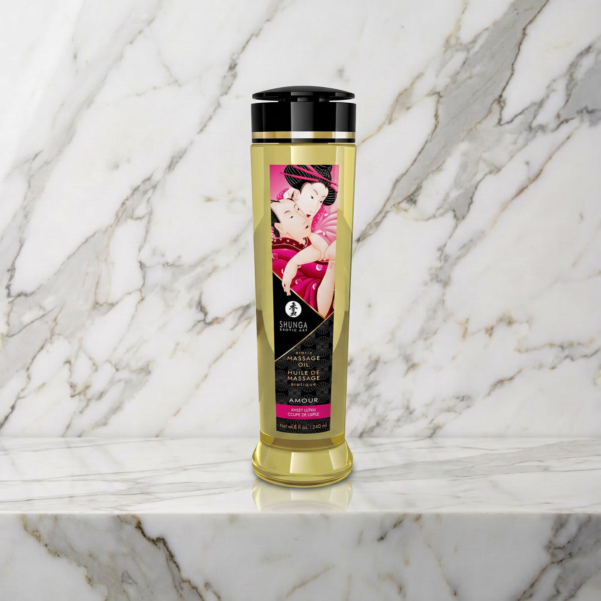 Fles Shunga Amour massageolie van 240 ml met Japanse prent op een marmeren plank